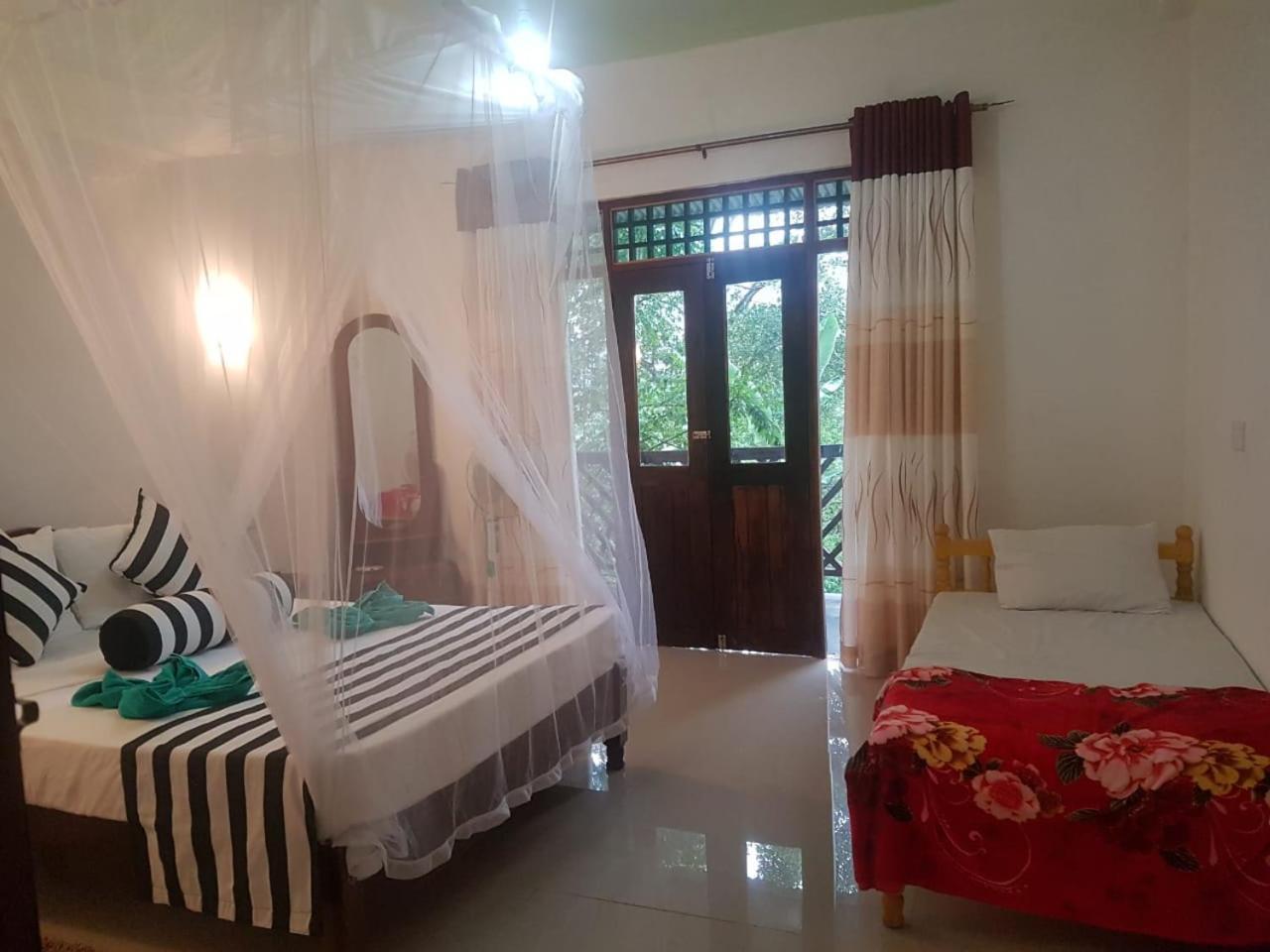 New Red Rose Ella Apartment Room photo
